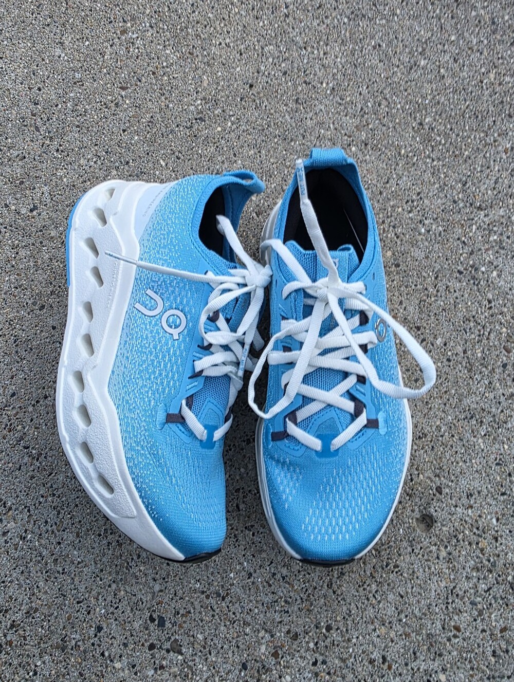 On Running Cloud Running Shoes in Bright Blue Women Size 7.5